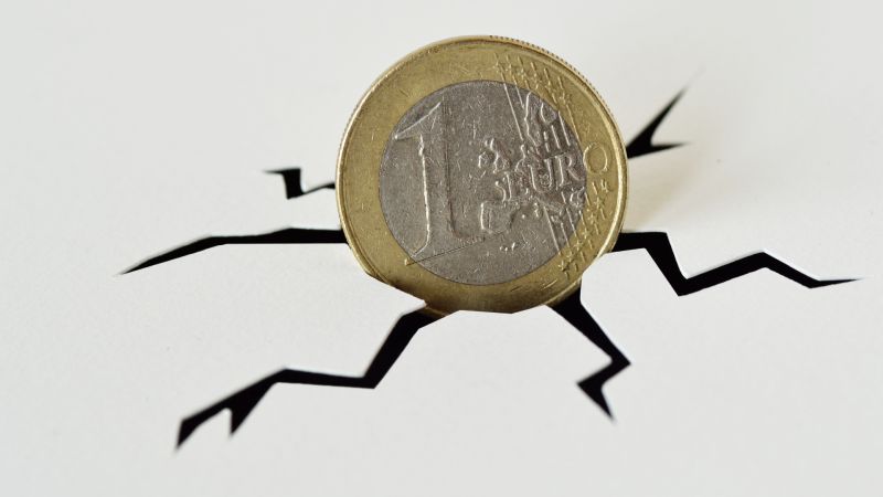 EUR/USD continues to struggle amid interest rate and Ukraine concerns